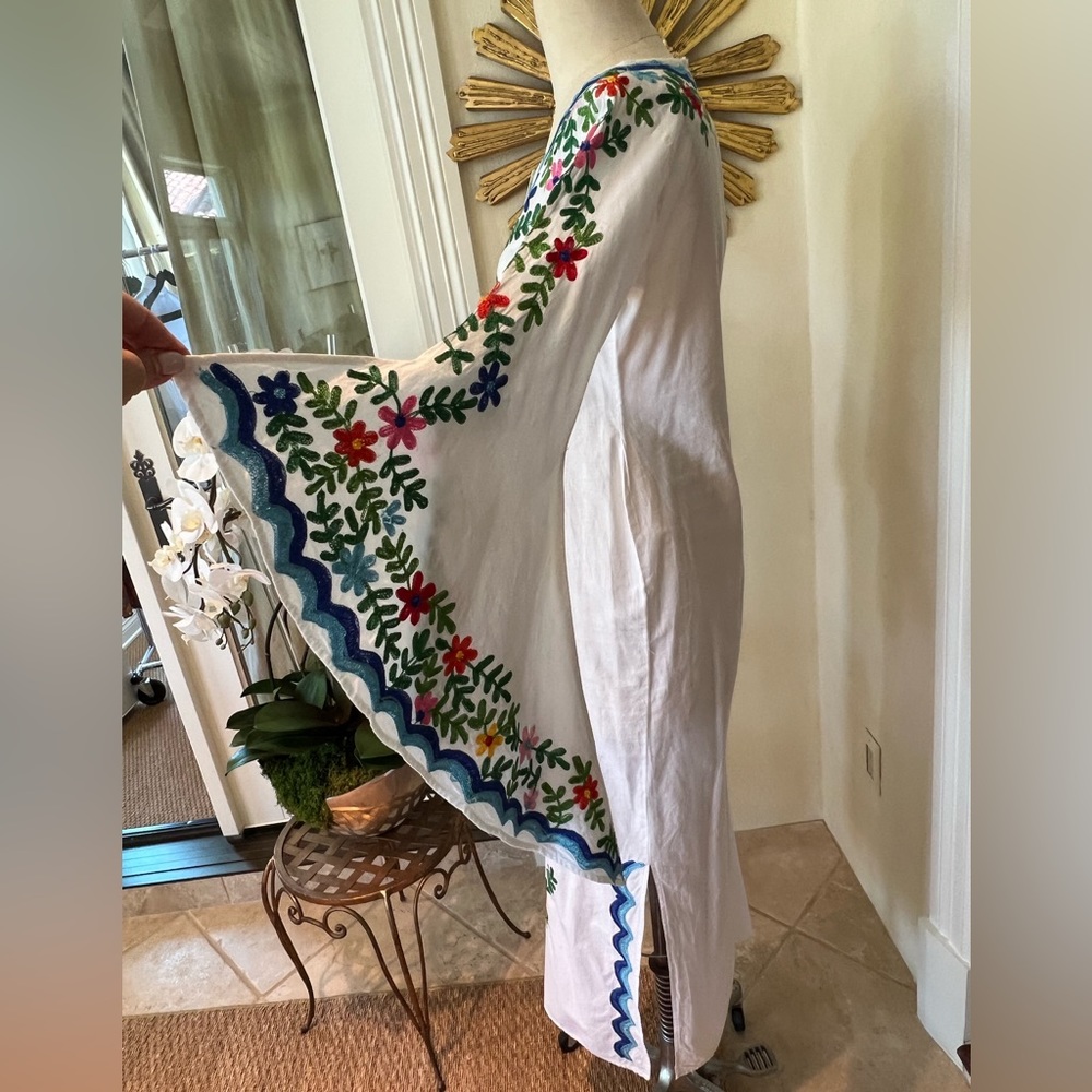 Embroidered Maxi dress - Picture 4 of 5